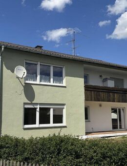 Zweifamilienhaus in zentraler Lage in Ergoldsbach - mit vermietetem Obergeschoss und großem Garten - Ergoldsbach