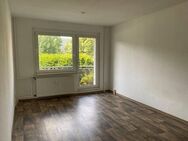 Im Erdgeschoss: Große 3-Raum-Wohnung mit Balkon - Oschersleben (Bode)