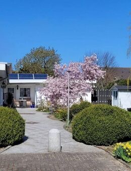 Schöner Winkelbungalow mit traumhaftem Wintergarten, Kachelofen und PV-Anlage auf Eigenland - Büsum