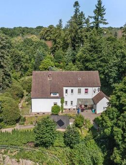 Vielseitig nutzbares Zweifamilienhaus mit großzügigem Grundstück in Bielefeld - Bielefeld