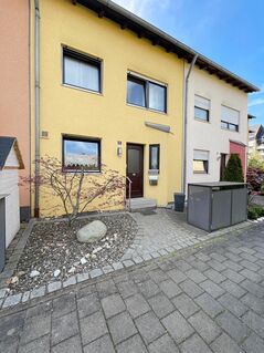 Reihenmittelhaus, Loggia, Garten und Garage, Preis auf Anfrage