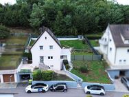 Freistehendes Einfamilienhaus mit großem Garten, 2 Terrassen, Einzelgarage und Anbaupotenzial - Gemmrigheim