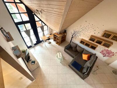 Architektonisch reizvolle, großzügige 2 1/2 Zimmer-Maisonettewohnung mit Balkon