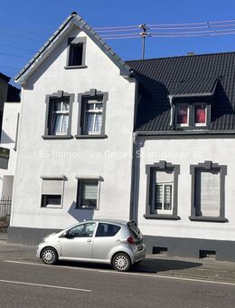 Zweifamilienhaus mit renoviertem Obergeschoss und neuem Dach sowie eine frisch erneuerte Fassade - Saarbrücken