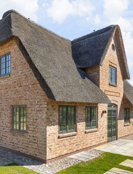 Großzügiges Neubau-Doppelhaus unter Reet in toller Lage von Wenningstedt - Wenningstedt-Braderup (Sylt)