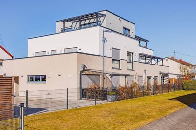 Exklusive Dachterrassenwohnung mit toller Einbauküche in IN-Süd! Wie neu mit viel Licht und Sonne!