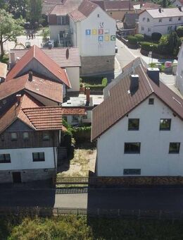 "Wohnen mit Möglichkeiten": Haupt- & Nebenhaus vereint in zentraler Ortslage von Grabfeld - Grabfeld