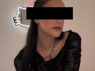 Sexy Bilder, Videos und Videos von einer süßen zierlichen Azubine - Erlangen