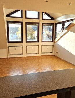 helle und freundliche Dachgeschosswohnung mit EBK und Einbauschränken in Duisburg Duissern - Duisburg