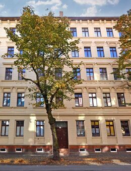 WOHLFÜHLEN AUF ZWEI ETAGEN // Maisonette-Wohnung mit Balkon, Tageslichtbad und Stellplatz - Leipzig