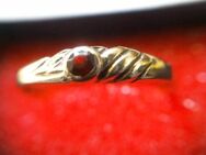 333 Gelbgoldring mit 1 kl.roten Stein,Ringgrösse 19 mm,gestempelt 333 und Juwelierstempel - München