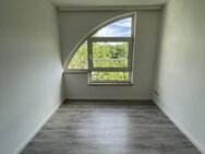 Frisch renovierte 2-Raum-Dachgeschosswohnung mit schöner Aussicht – Ihr neues Zuhause im 2. OG! - Annaberg-Buchholz