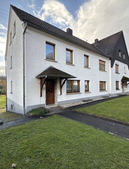 Wohnhaus mit Ausbauchance, Stellplätzen und Garagen in Oberlahr - Oberlahr