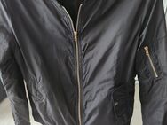Schwarze Bomberjacke - Bad Friedrichshall Zentrum