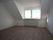 **Renovierte 2-Zimmer-Wohnung im Dachgeschoss mit Dusche zu vermieten** - Rosenbach (Vogtland)