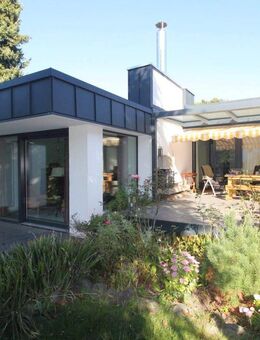 Exklusives Bungalow mit großen Nebenhaus und parkähnlichem Garten - Augsburg