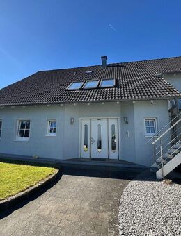 Vielseitig nutzbares EINFAMILIENHAUS mit DOPPELGARAGE & POOL - Heroldsbach