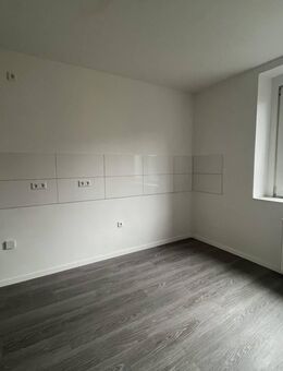 Sehr schöne renovierte 2 Zimmer Wohnung in Duisburg zu vermieten - Duisburg