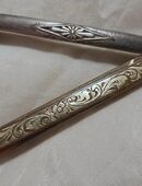 2 wunderschöne Vintage Accessoires- 1 fein gearbeiteter alter Kravatten/Schalhalter und 1 alte Silber Stabbrosche in 57572