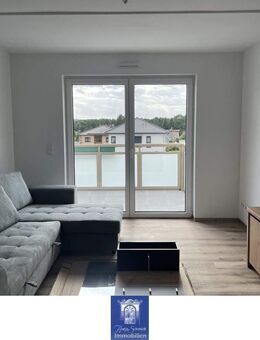 Individuell Wohnen im Erstbezug! Großes Wohnzimmer, schöner Balkon, modernes Bad! - Arnsdorf
