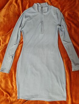 Enges Mini-Kleid / Rippstrick-Kleid in Hellblau (Gr. S) - Rosenfeld