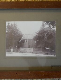Bild mit alter Fotografie : Bauernhaus - norddeutsch (Alte Land ), Kunstanstalt H. Sonn - Hamburg 3 , Foto 17cm x 11,5cm , Rahmen 31cm x 26cm - Görlitz