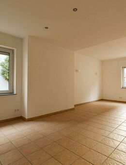 Sanierte 2-Zimmerwohnung mit Einbauküche und Balkon - Frankfurt (Main)