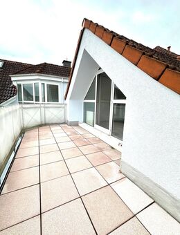 4,5-Zimmer-Maisonette-Wohnung, Kamin, zwei PKW-Stellplätze in Schwalbach am Taunus! - Schwalbach (Taunus)