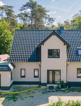 Mit Erdwärme, Fußbodenheizung, Einbauküche, Garage, Kamin u.v.m.: Neubau-Einfamilienhaus Bad Saarow - Bad Saarow