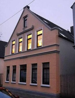 Gepflegtes Zweifamilienhaus mit vermieteter EG-Wohnung und freier Maisonettewohnung zu verkaufen - Bremerhaven