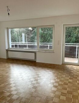 ERSTBEZUG NACH RENOVIERUNG! 3,5-ZI.-WHG. MIT BALKON & GARAGE IN GRÜNER LAGE… - Nürnberg