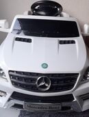 Weißes Mercedes-Elektroauto mit Fernbedienung in 22523