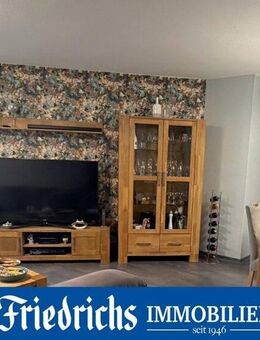 Charmante, modernisierte 2-Zimmer-Wohnung im I. Obergeschoss mit Balkon und Tiefgaragenstellplatz - Brake (Unterweser)