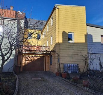 Geräumiges Stadthaus mit Garage und Balkon im Herzen von Helmbrechts