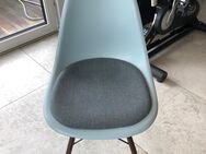 VITRA Fiberglass Side Chair DSW – mit Holzuntergestell und Polsterauflage - Allensbach