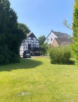 Freistehendes 2-Fam.-Haus mit parkähnlichem Garten, Garage, Carport und Kfz.-Stellplätze! - Gelsenkirchen