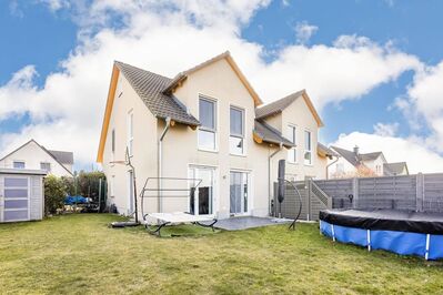 Moderne Doppelhaushälfte mit hochwertiger Ausstattung und energieeffizientem Wohnkomfort