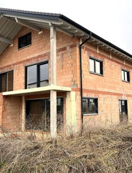 Wohnhaus-Rohbau mit Dach, Fenster, teilw.Rohinst. u. 4 intergr. Garagen in 86690 Mertingen! - Mertingen