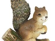 I.GE.A. Dekofigur Eichhörnchen auf Baumstamm (1 St), Tierfigur Gartendeko Herbstdeko Winterdeko Statue Tierfigur Skulptur