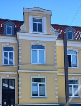 geräumige Dachgeschosswohnung mit Terrasse und Aussicht in den Garten - Schwerin