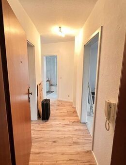 Garbsen-Mitte, Nähe Unicampus, 2-Zi-ETW mit Penthouse-Charakter 2 Loggien und PKW-Stellplatz - Garbsen