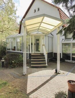 Charmantes Haus mit 220 m² Nutzfläche, Wintergarten, PV-Anlage und Doppelgarage in Strausberg - Strausberg