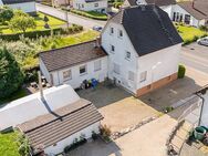 Zweifamilienhaus mit Garage, Innenhof und großem Grundstück in Oberlahr! - Oberlahr