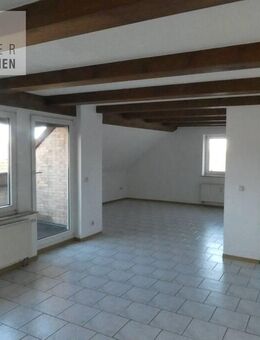 Tolle Dachgeschoss-Etagenwohnung mit Dachterrasse, Tageslichtbad, PKW-Stellplätze im Hof - Werdau