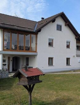 Sehr gepflegtes Wohnhaus mit 3 Wohneinheiten incl. angrenzender Wiese insgesamt ca. 10.000 qm Fläche - Fürstenstein