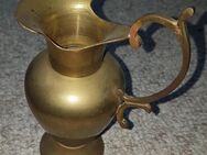 g15) Dekoration Vintage - kleine Messing Vase / Krug / Kanne / Kelch mit Henkel - Garbsen