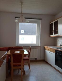 Helle 3-Zimmer-Dachgeschoßwohnung mit Einbauküche in Bahnhofsnähe zu vermieten! - Reichenbach (Vogtland)
