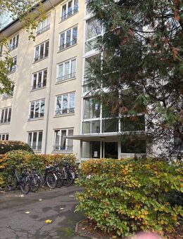 *** Bestlage in Winterhude: Eigentumswohnung: ein Zimmer, ebenerdiges Duschbad, Einbauküche, 1. OG, Fahrstuhl, französicher Balkon, renoviert!!*** - Hamburg