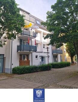 Eindrucksvoll Wohnen im Dachgeschoss! Großer Balkon, Tageslichtbad mit Wanne, ruhige Lage! - Freital