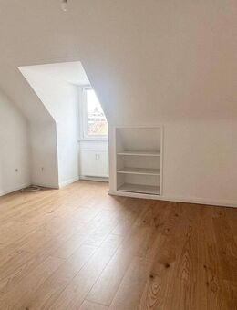 Nähe Plärrer ! Gemütliche 4-Zi-DG-Whg. 84 m², Einbauküche, 3.OG ohne Aufzug - Nürnberg